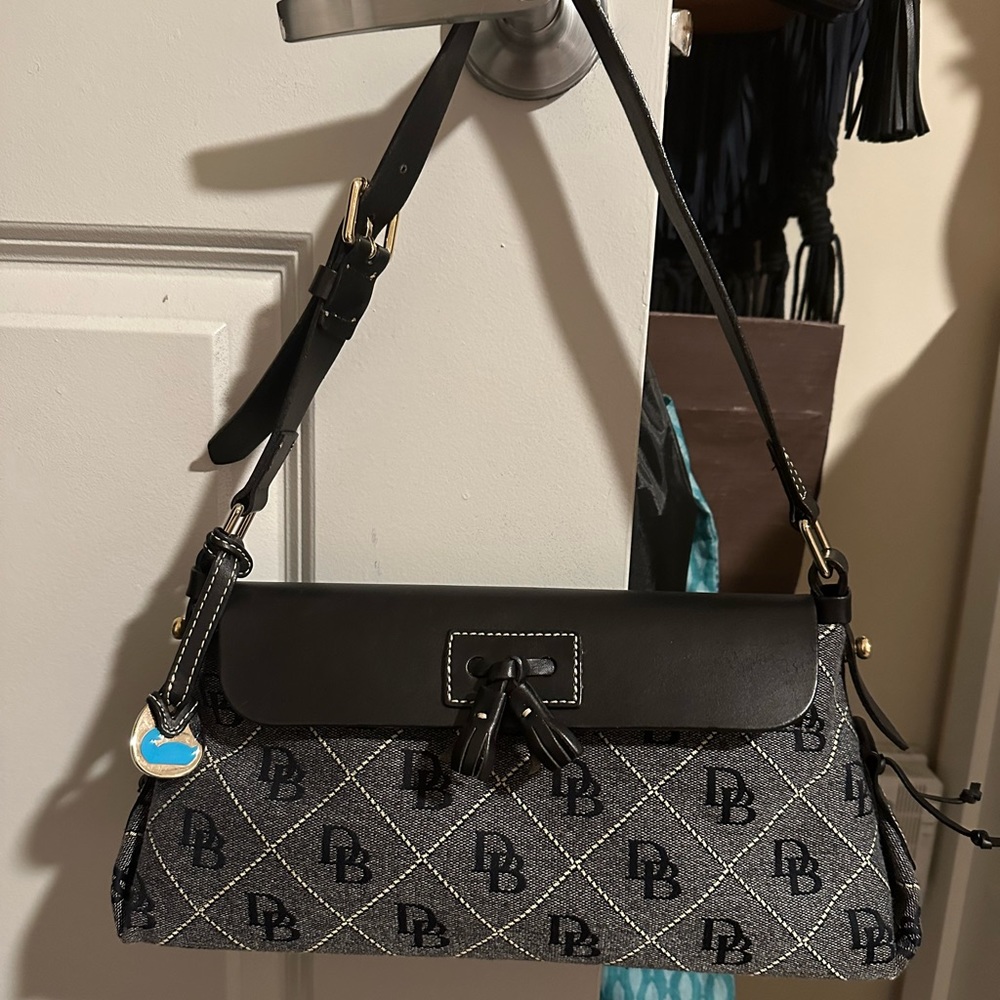 Dooney & Bourke hand bag